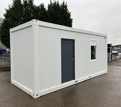 Container aménagé en bureau avec salle de bain et espace de rangement